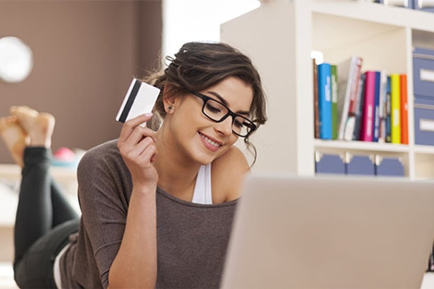 A AAA Member uses AAA discounts to save while shopping