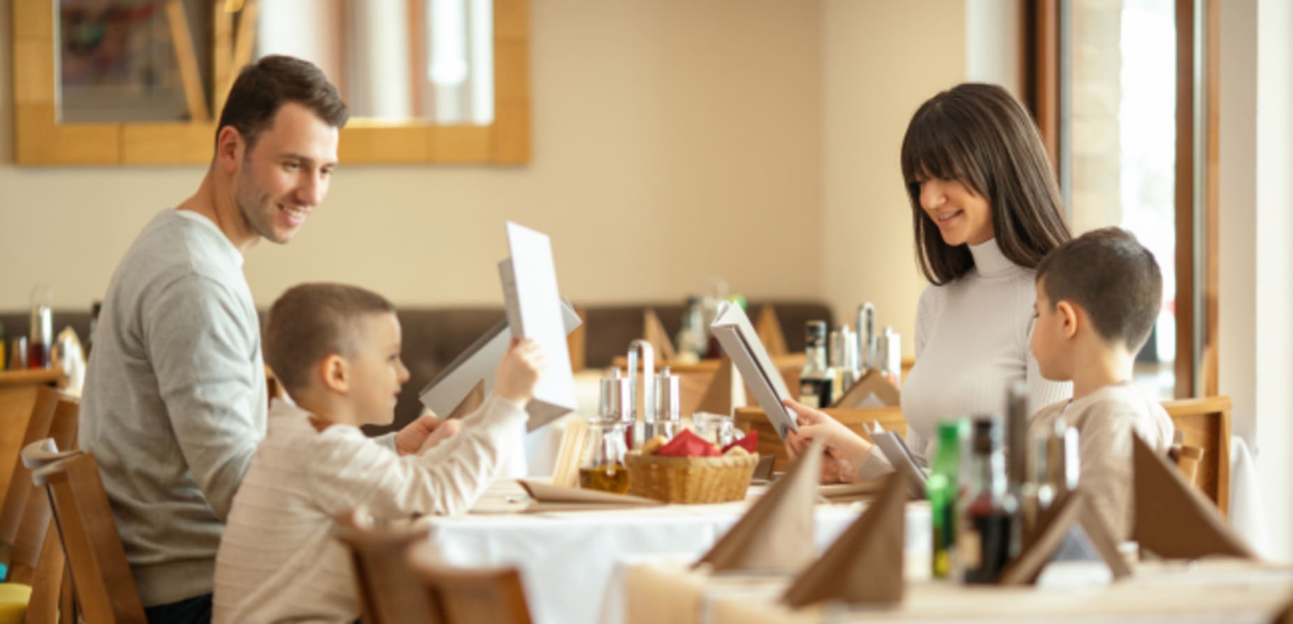 Man and woman eating 