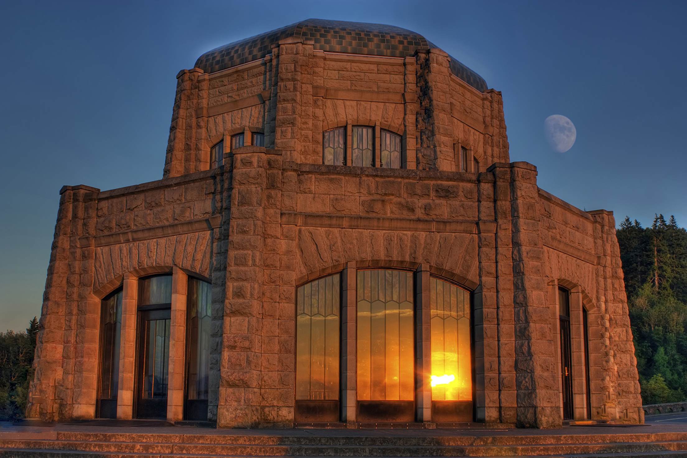 Vista House along the Columbia River, picture
