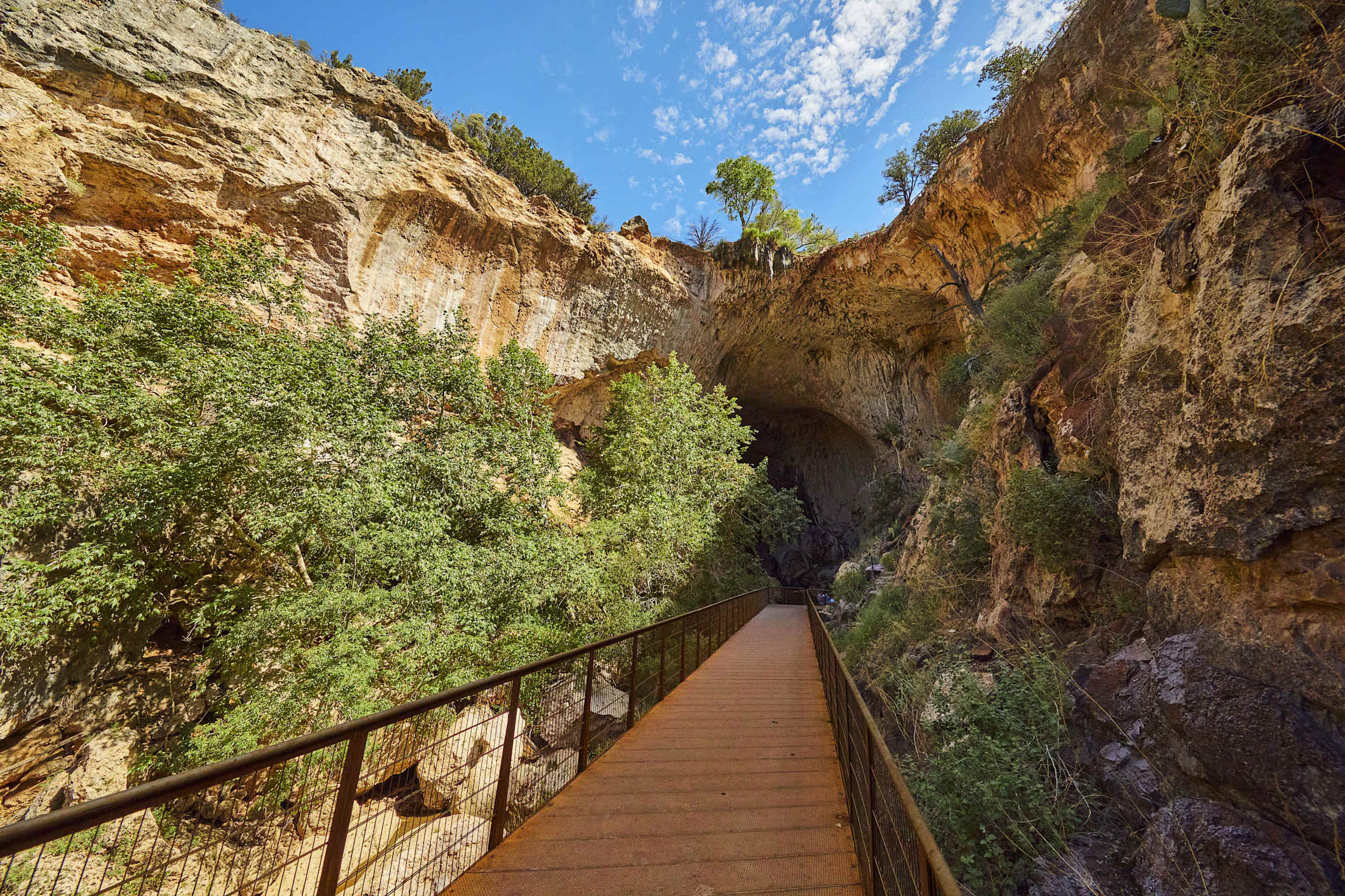 A platform on the Gowen Trail leads to the observation deck under the Tonto Arch.