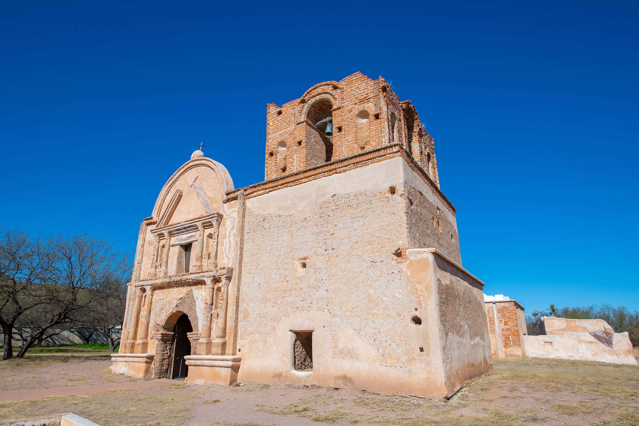 Exterior of Mission San José de Tumacácori on a clear day.
