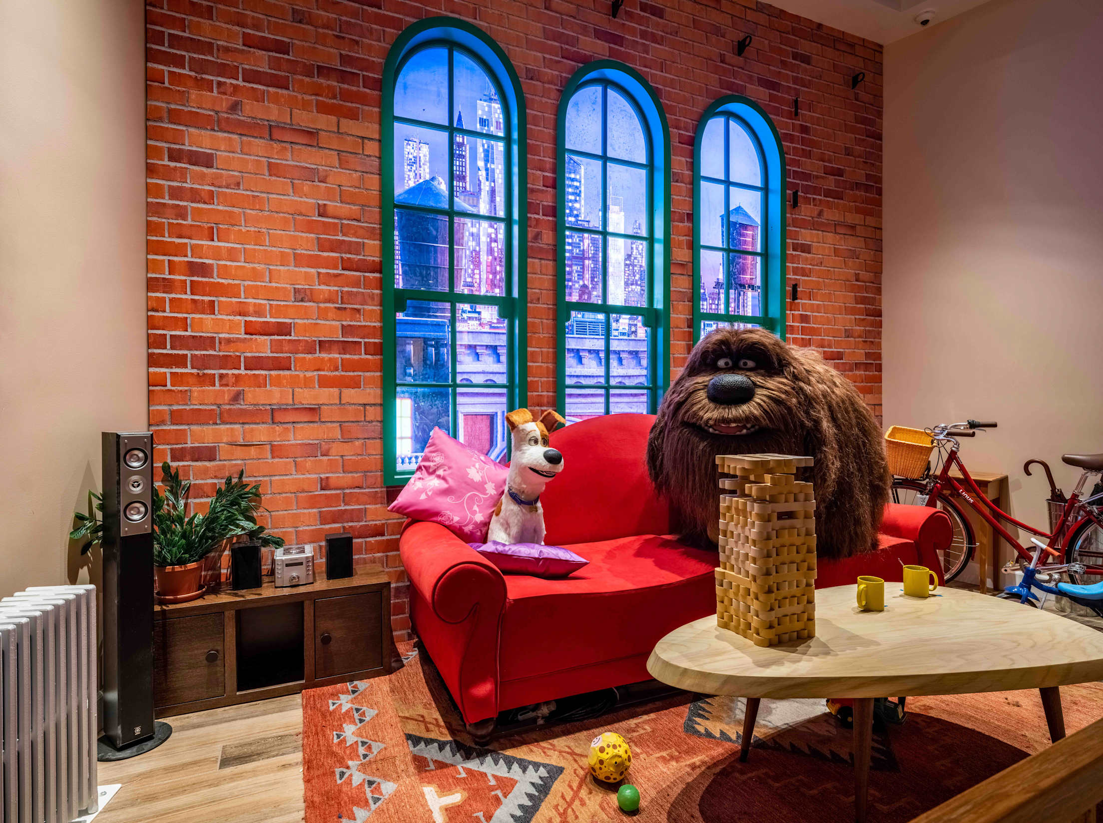 characters from The Secret Life of Pets are shown in a room at an amusement park