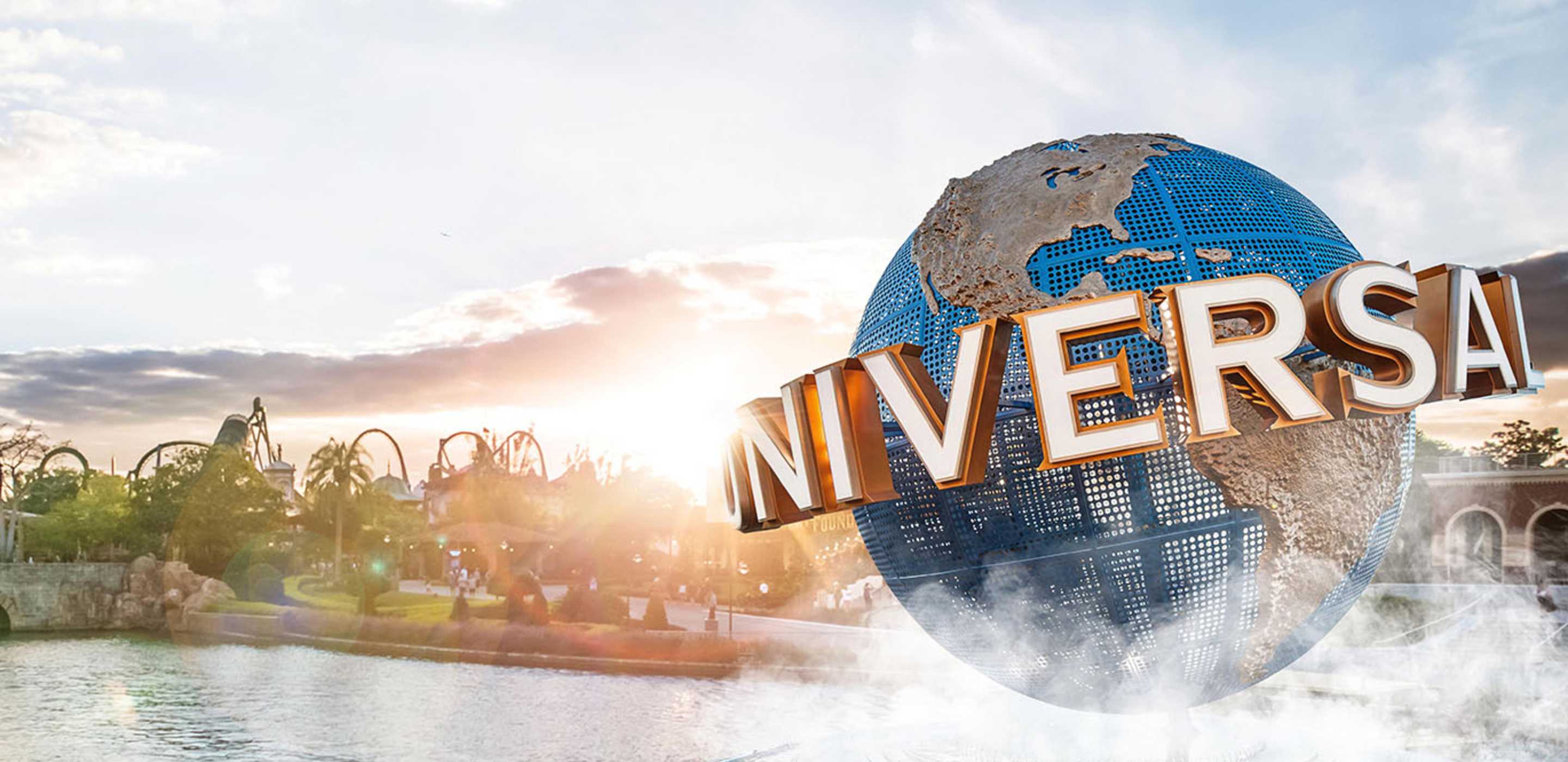 universal globe at entrance to universal orlando resort