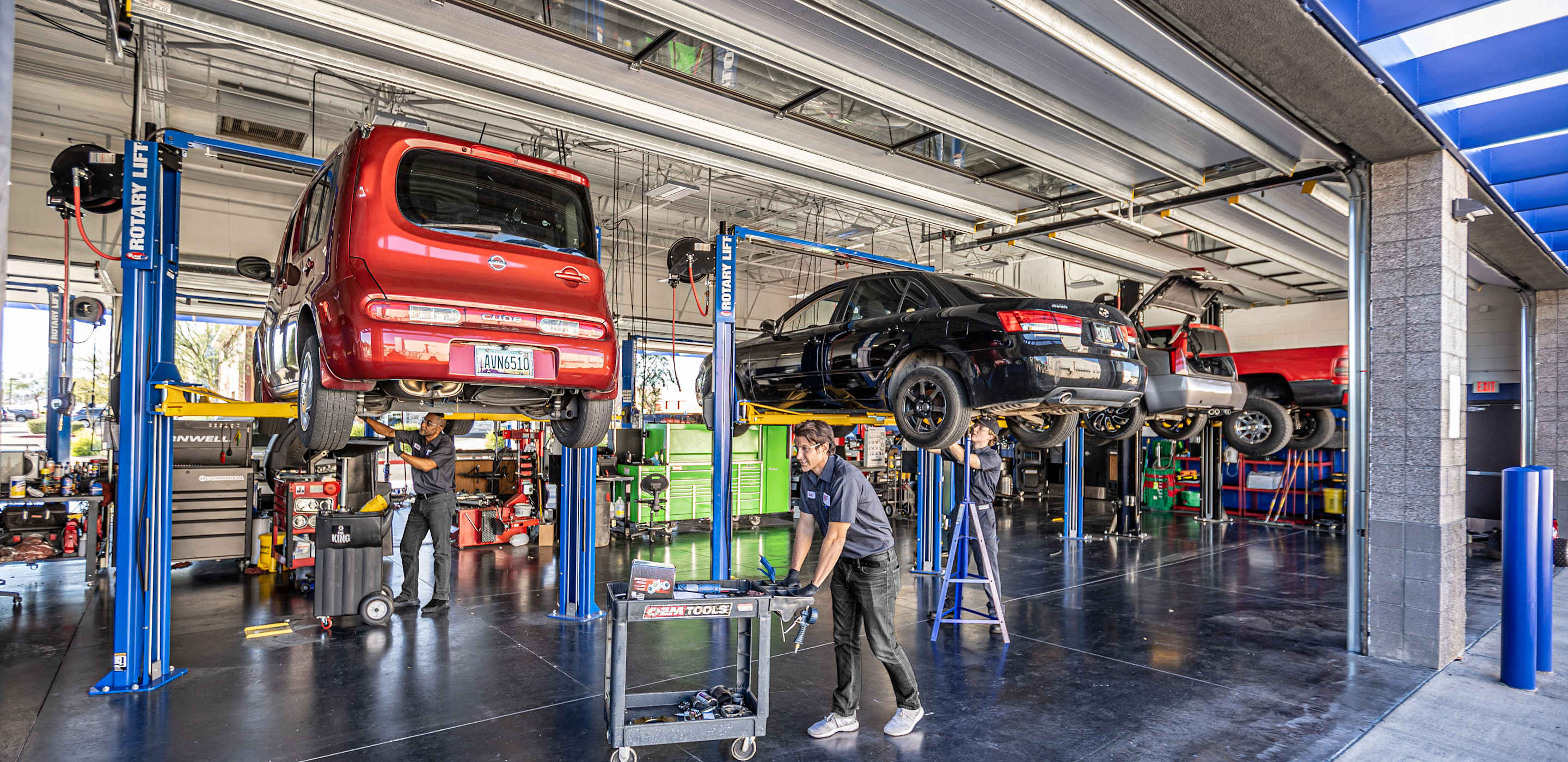 Mobile Auto Glass Technician with customer