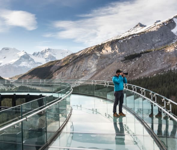 rocky mountaineer passenger on glacier skywalk at icefields parkway
