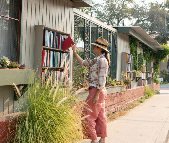 A person browses the outdoor shelves at Bart’s Books in Ojai, California.
