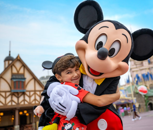 mickey mouse and child at walt disney world