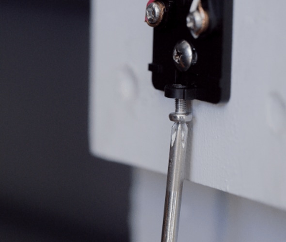 doorbell-install-screwing-in-holding-screw