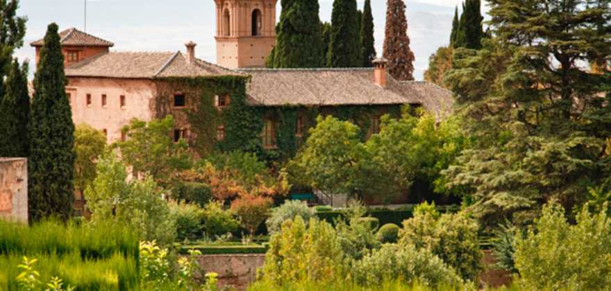 explore vacation ideas that visit alhambra palace in spain