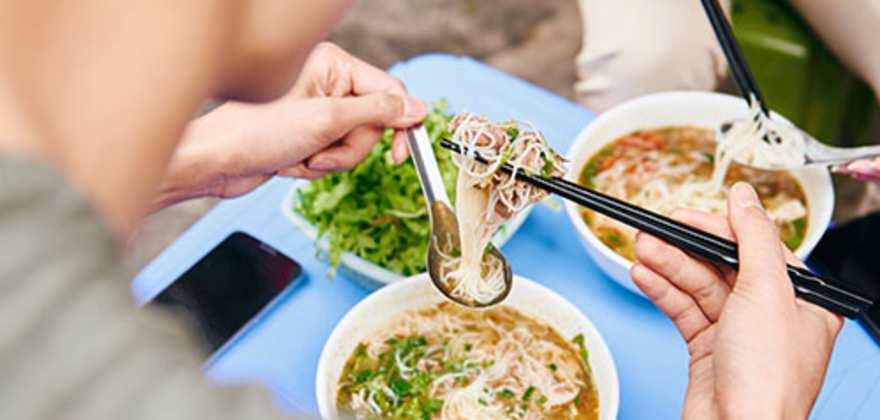 couple eating in japan