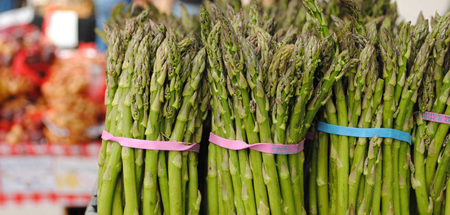 asparagus on display at the San Francisco Ferry Plaza farmers market