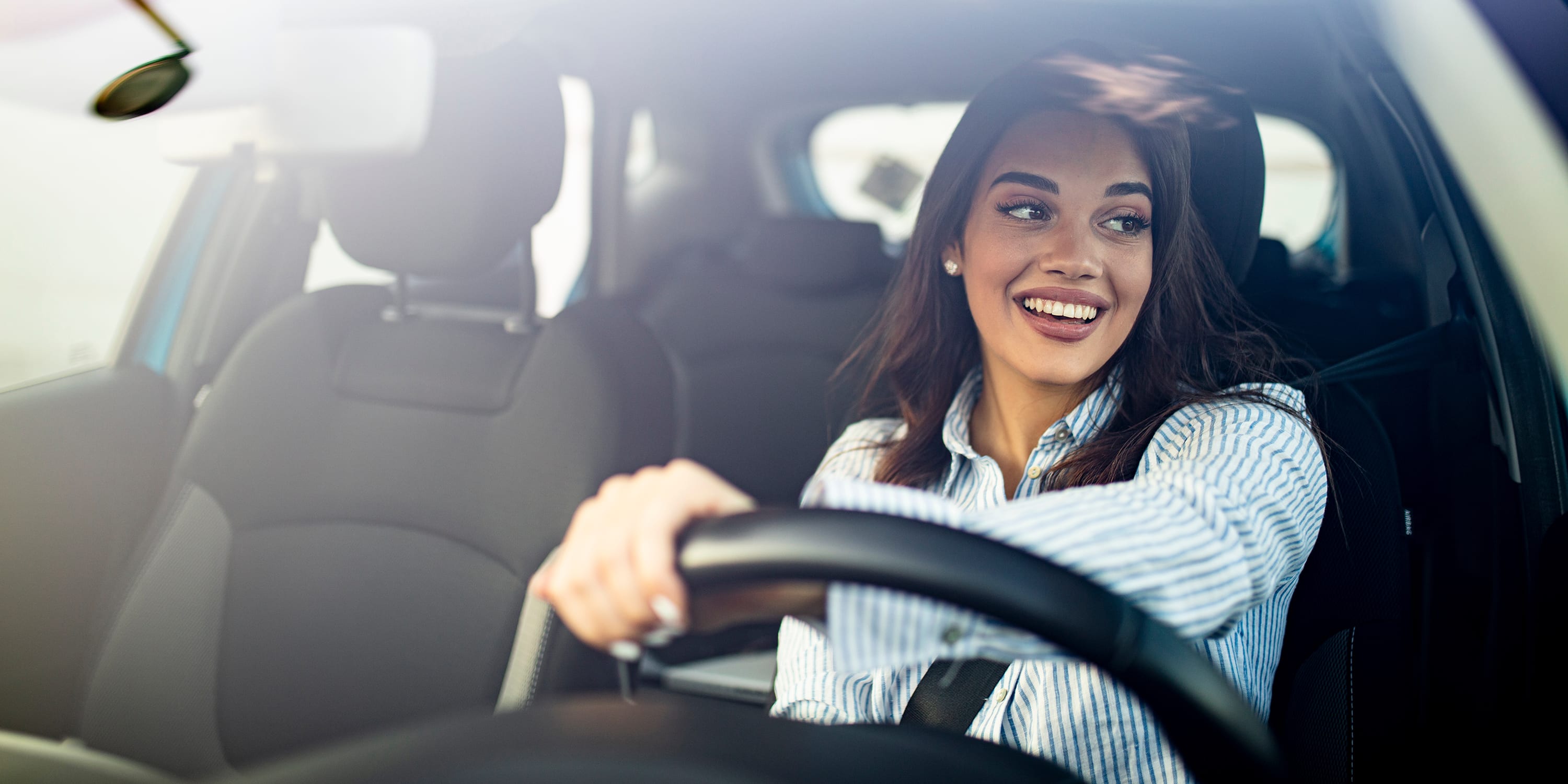 Persona conduciendo su auto